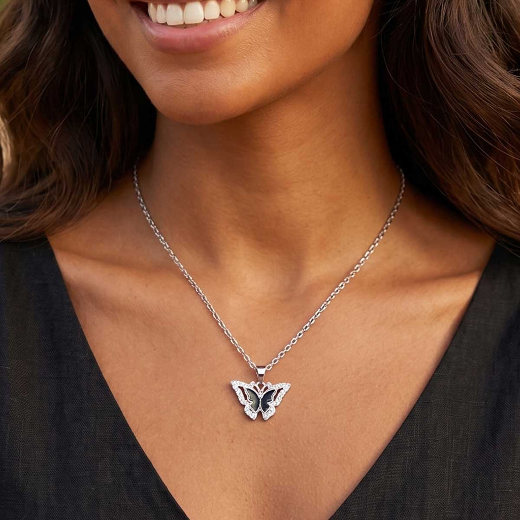 Silberfarbene Damen Halskette mit Blatt Anhänger am Hals eines Models getragen.