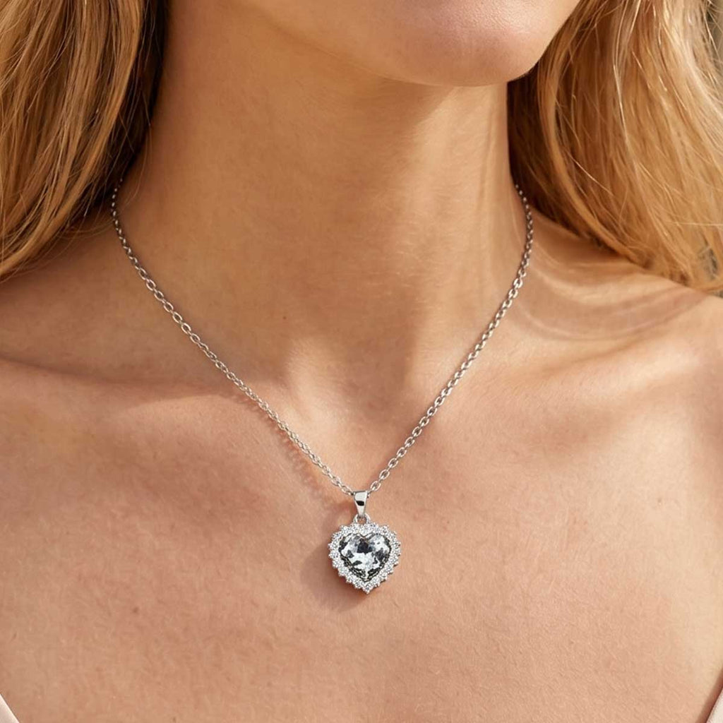 Damen Halskette mit Zirkonia Herz Anhänger am Hals eines Models getragen.