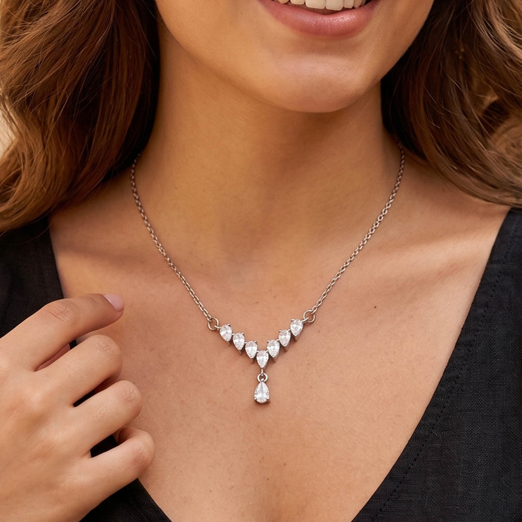 Silberne Edelstahl-Halskette mit Zirkonia Anhänger am Hals eines Models getragen.