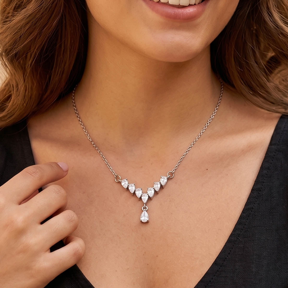 Silberne Edelstahl-Halskette mit Zirkonia Anhänger am Hals eines Models getragen.