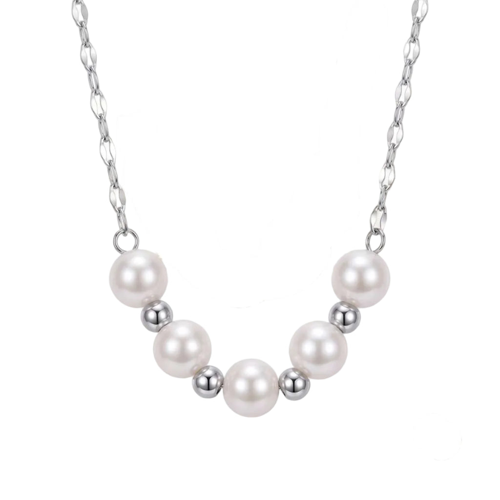 Silberfarbene Edelstahl-Halskette für Damen mit fünf elegant angeordneten, weißen Perlen und kleinen Metallkugeln, Hauptfoto