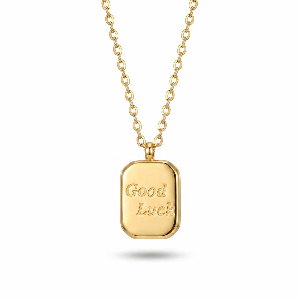 Goldfarbene Edelstahl-Halskette für Damen mit einer rechteckigen Plakette und „Good Luck“-Prägung, Hauptfoto.