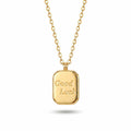 Goldfarbene Edelstahl-Halskette für Damen mit einer rechteckigen Plakette und „Good Luck“-Prägung, Hauptfoto.