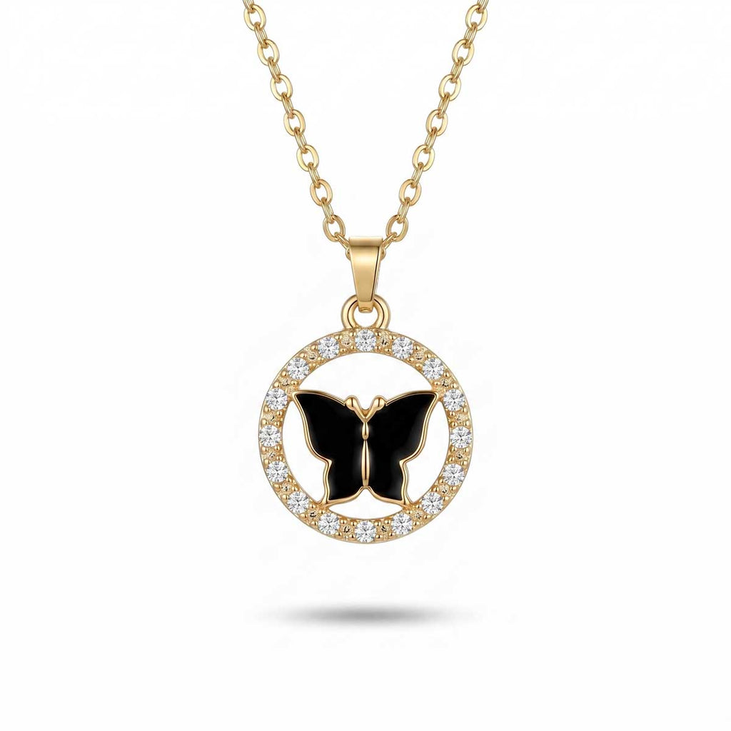 Goldfarbene Edelstahl-Halskette für Damen mit einer runden, zirkoniabesetzten Plakette und schwarzem Schmetterlings-Motiv, Hauptfoto.