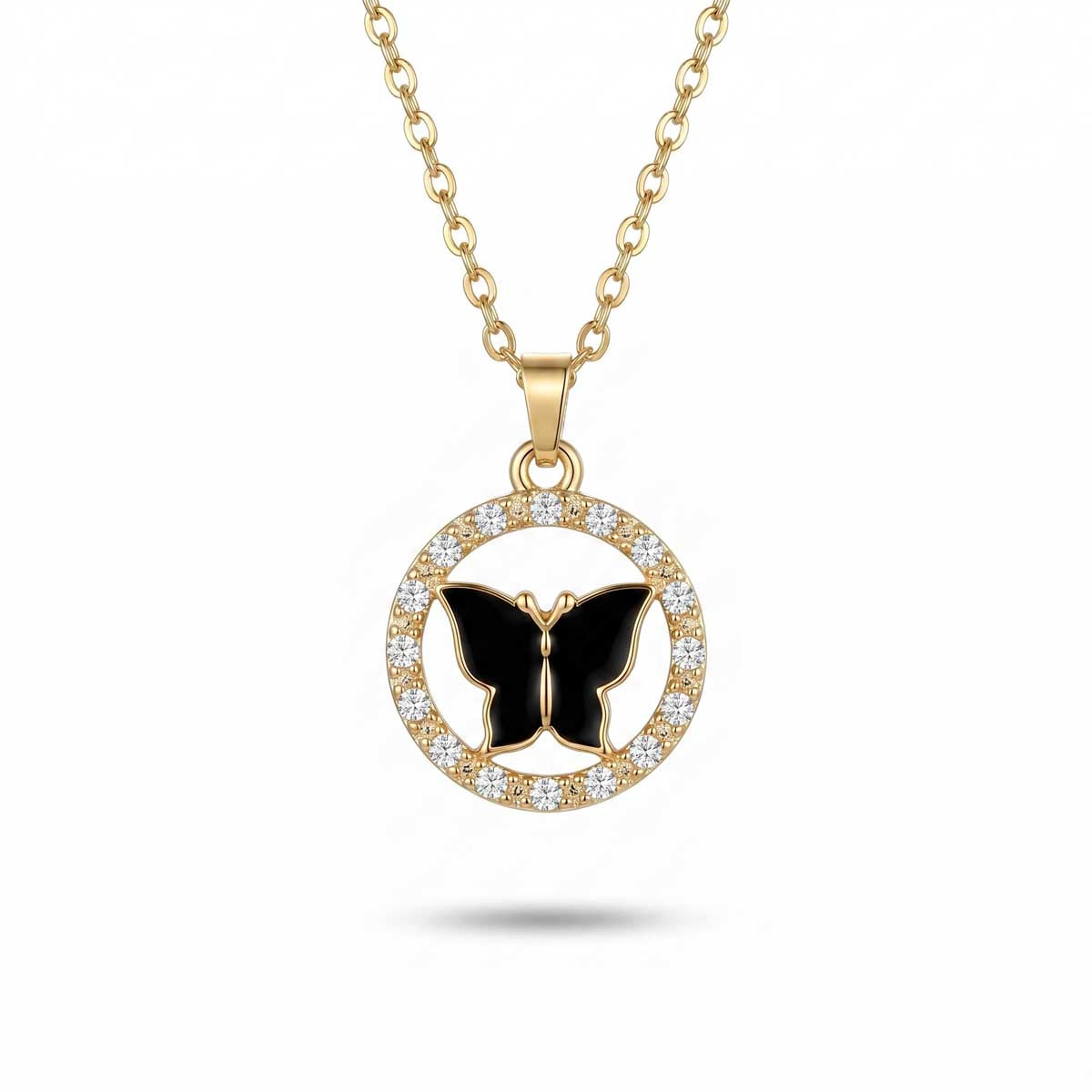 Goldfarbene Edelstahl-Halskette für Damen mit einer runden, zirkoniabesetzten Plakette und schwarzem Schmetterlings-Motiv, Hauptfoto.