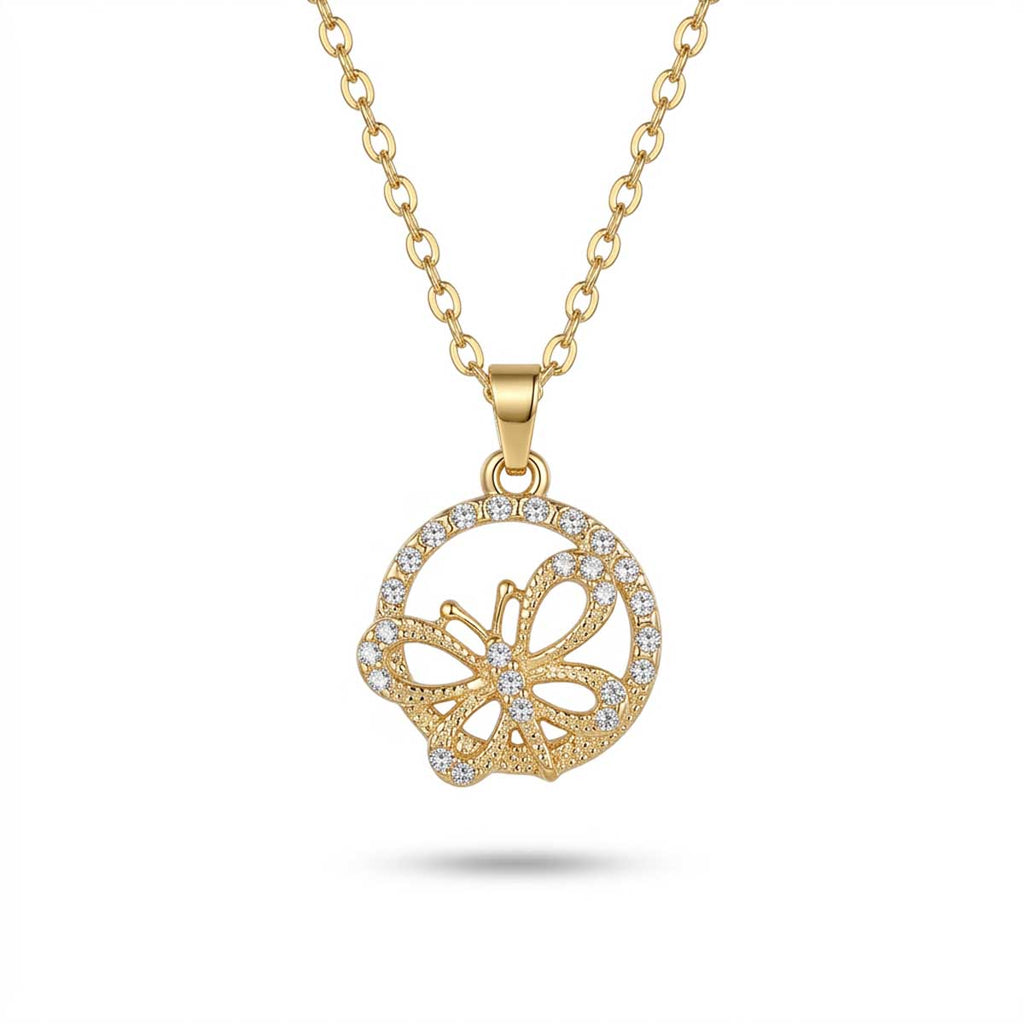 Goldfarbene Damen-Halskette aus Edelstahl mit einer runden, zirkoniabesetzten Plakette und integriertem Schmetterling-Motiv, Hauptfoto.
