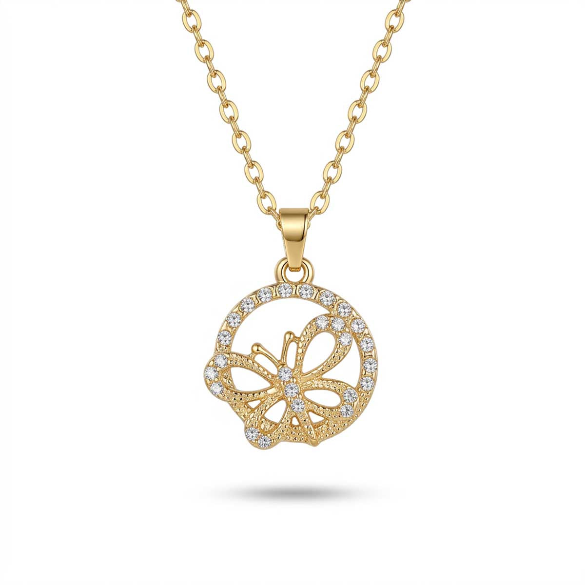 Goldfarbene Damen-Halskette aus Edelstahl mit einer runden, zirkoniabesetzten Plakette und integriertem Schmetterling-Motiv, Hauptfoto.