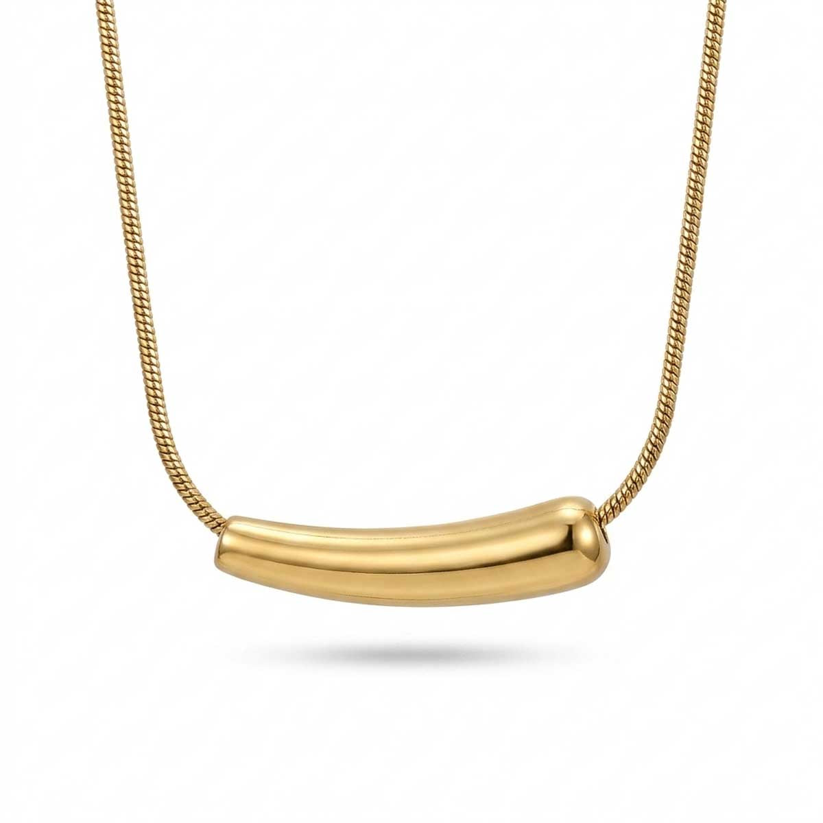 Goldfarbene Edelstahl-Halskette für Damen an feiner Schlangenkette mit einem minimalistisch gebogenen Stab-Element, Hauptfoto.