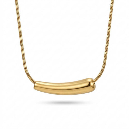 Goldfarbene Edelstahl-Halskette für Damen an feiner Schlangenkette mit einem minimalistisch gebogenen Stab-Element, Hauptfoto.