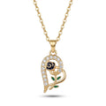 Goldfarbene Damen-Halskette aus Edelstahl mit einem geschwungenen Herz-Anhänger, verziert mit einer kleinen Rose und Zirkonia, Hauptfoto