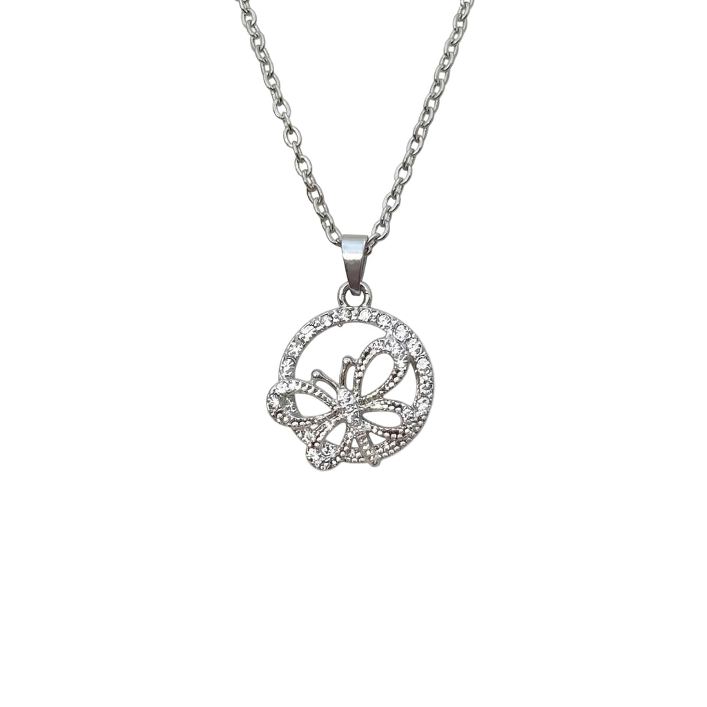 Silberfarbene Damen-Halskette aus Edelstahl mit einer runden, zirkoniabesetzten Plakette und integriertem Schmetterling-Motiv, Hauptfoto