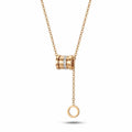 Rosegoldfarbene Damen-Halskette aus Edelstahl im Y-Design mit zirkoniabesetztem Zylinder-Element und kleinem Ring-Charm, Hauptfoto.