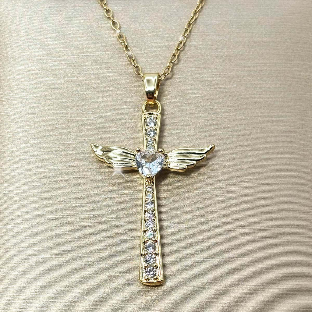 Damen Halskette mit einem eleganten Kreuz-Anhänger, besetzt mit Zirkonia-Steinen, seitlichen Engelsflügeln und einem zentralen Zirkonia-Herz, Nahaufnahme.