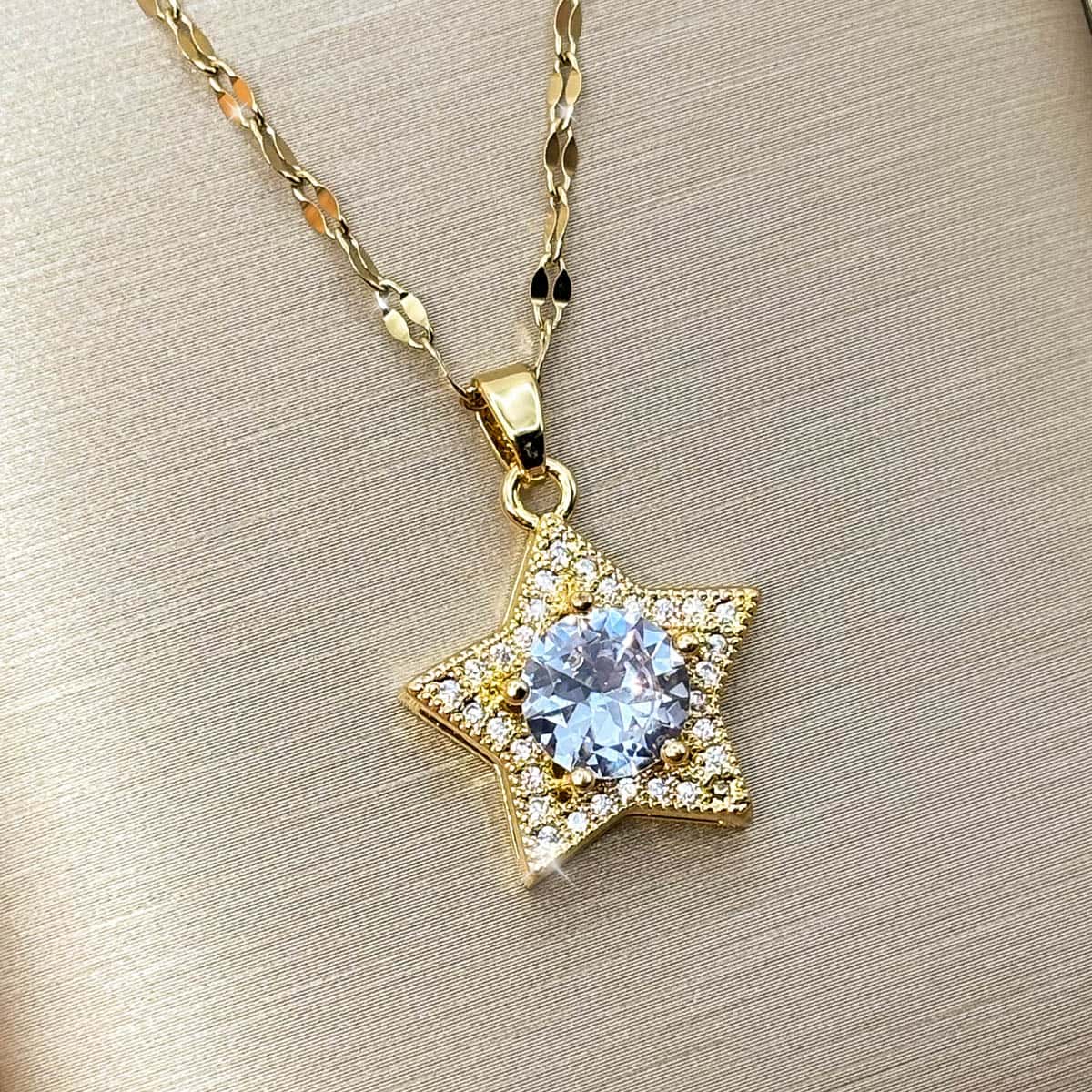 Damen Halskette mit fünfzackigem Stern-Anhänger, einem großen hellblauen Zirkonia-Stein im Zentrum und kleiner Umrandung, Nahaufnahme von links.