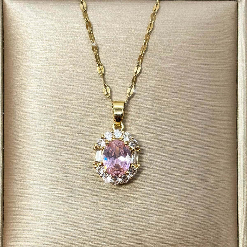 Halskette mit ovalem Anhänger, besetzt mit einem großen rosa Zirkonia-Stein und einem Kranz aus klaren Steinen, Produktfoto.