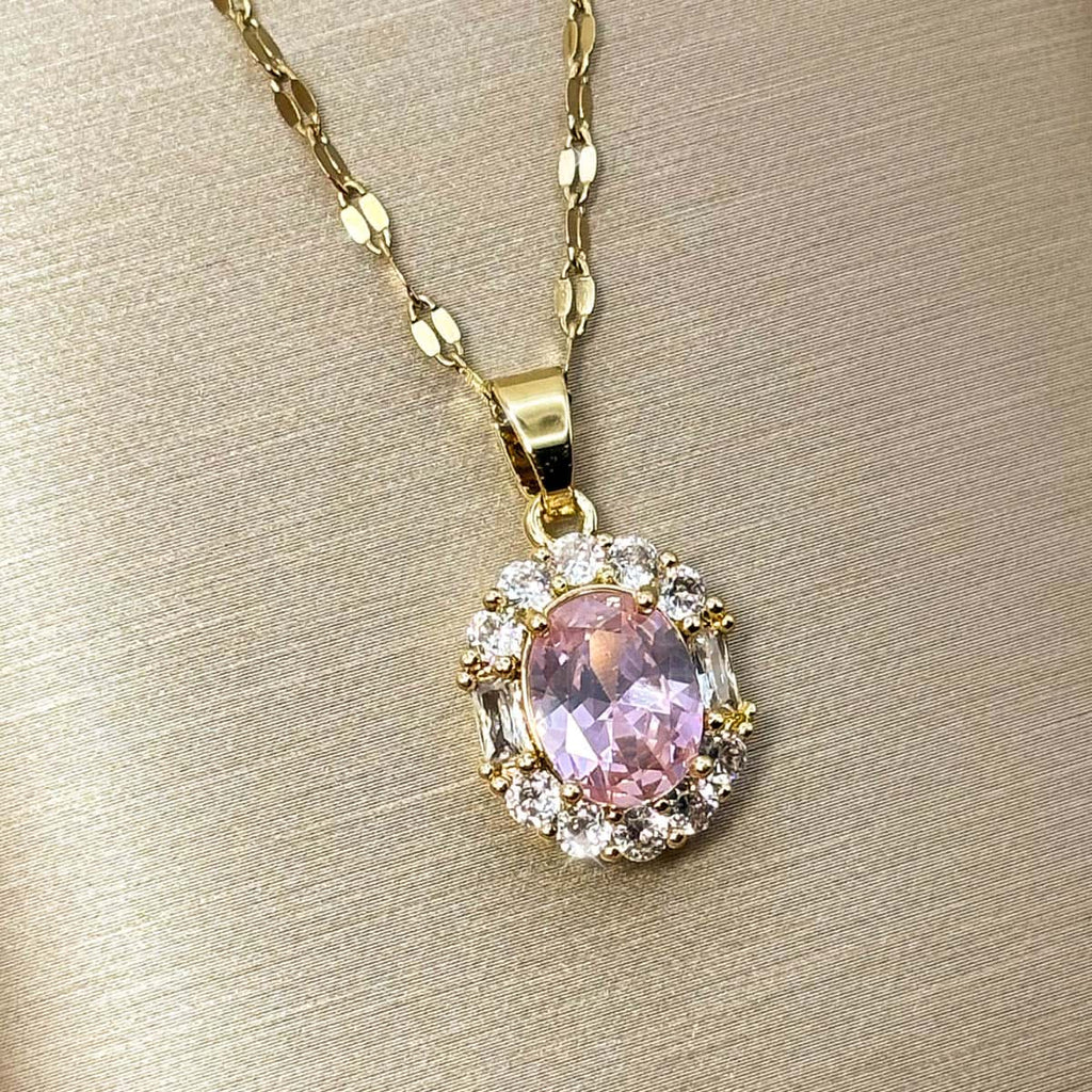 Halskette mit ovalem Anhänger, besetzt mit einem großen rosa Zirkonia-Stein und einem Kranz aus klaren Steinen, Nahaufnahme von links.