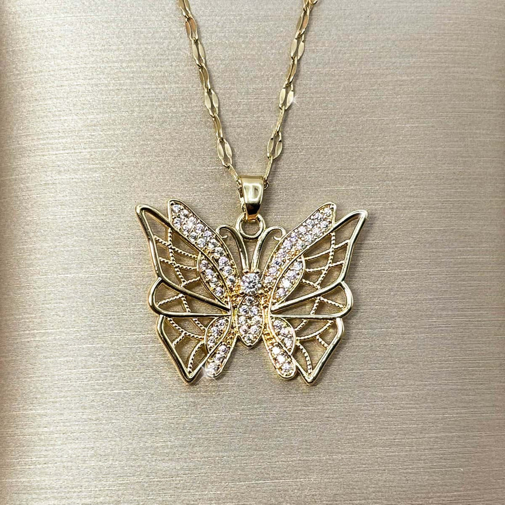 Damen Halskette mit großem Schmetterlings-Anhänger im filigranen Cut-Out-Design, verziert mit feinen Zirkonia-Steinen, Nahaufnahme.