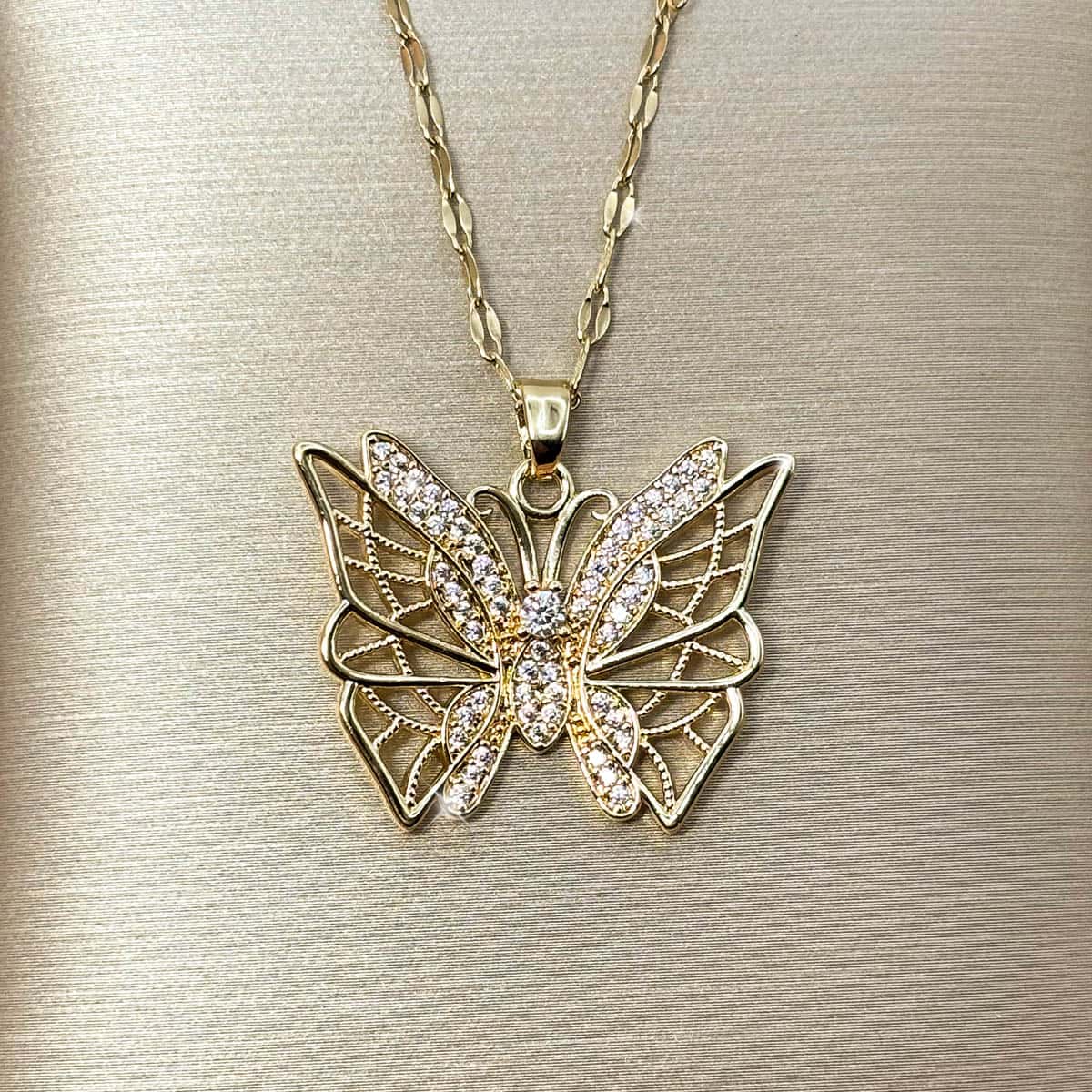 Damen Halskette mit großem Schmetterlings-Anhänger im filigranen Cut-Out-Design, verziert mit feinen Zirkonia-Steinen, Nahaufnahme.