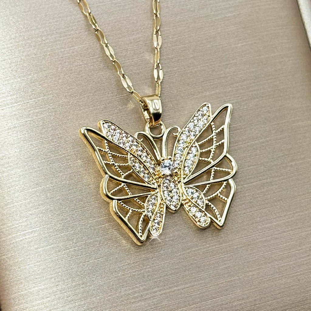 Damen Halskette mit großem Schmetterlings-Anhänger im filigranen Cut-Out-Design, verziert mit feinen Zirkonia-Steinen, Nahaufnahme von links