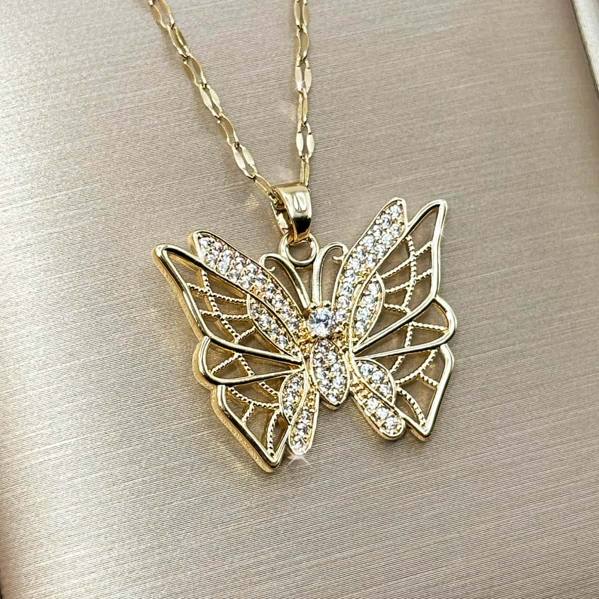 Damen Halskette mit großem Schmetterlings-Anhänger im filigranen Cut-Out-Design, verziert mit feinen Zirkonia-Steinen, Nahaufnahme von links