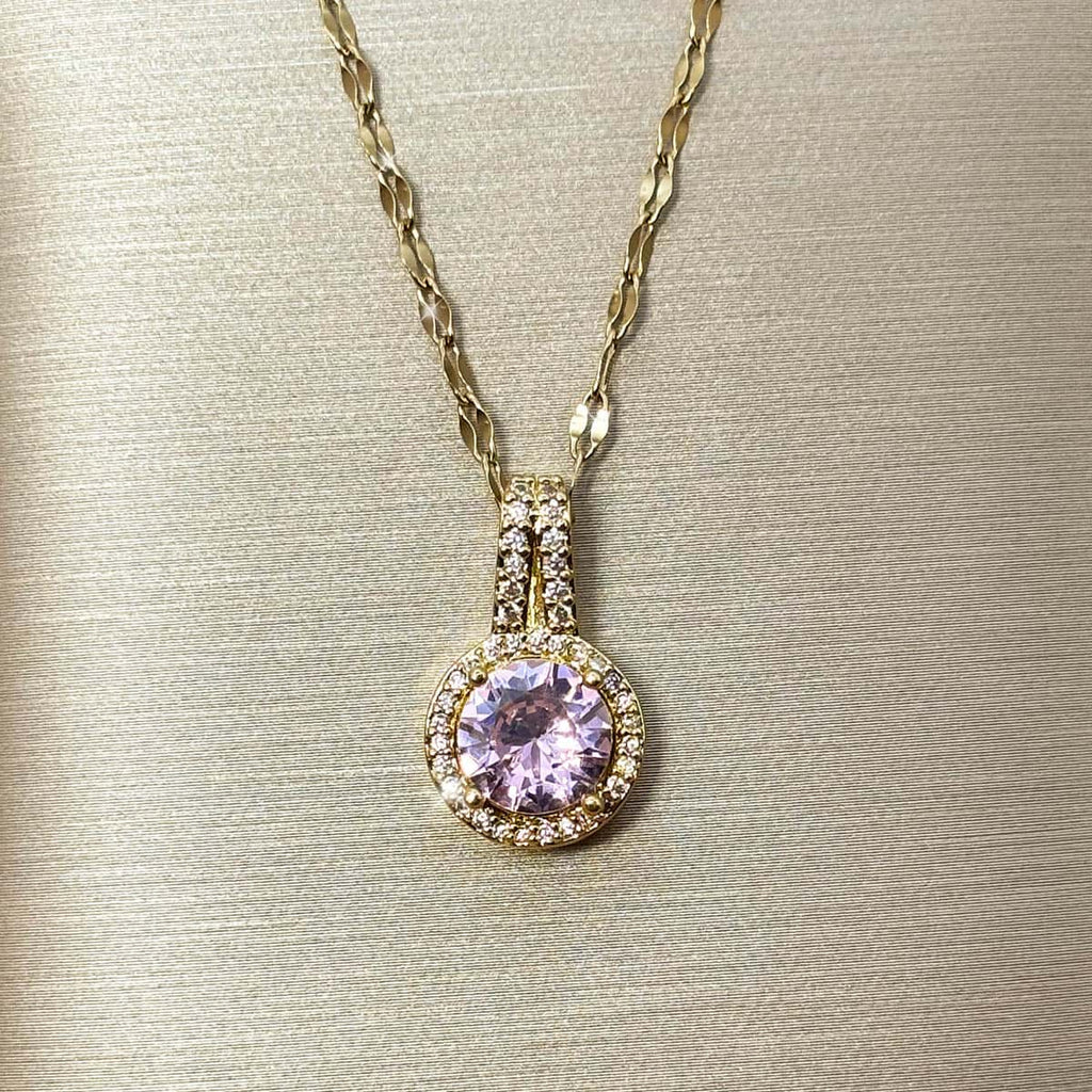 Halskette mit kreisrundem Anhänger, einem großen rosa Zirkonia-Stein im Zentrum und kleiner Zirkonia-Umrandung, Nahaufnahme