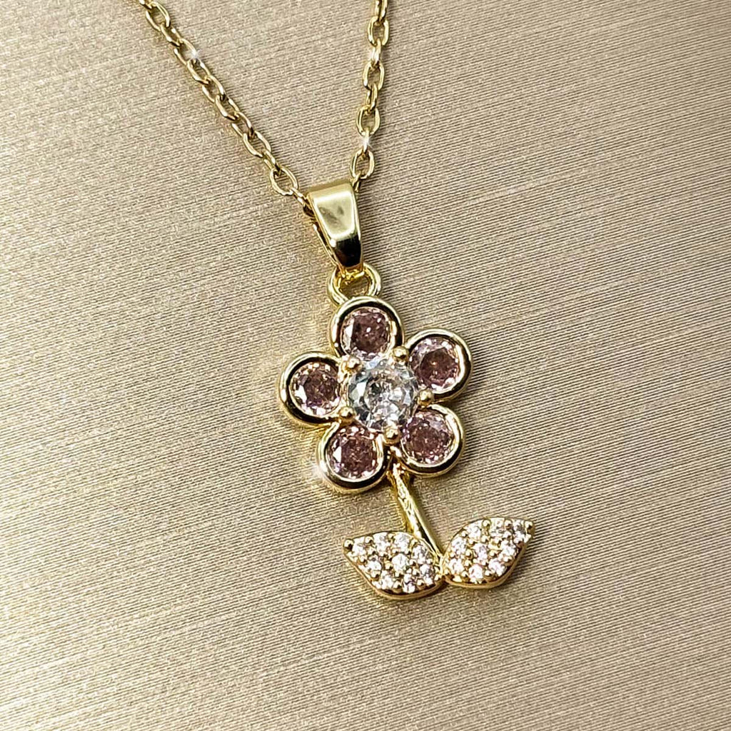 Halskette mit Blumen-Anhänger, besetzt mit rosa und weißen Zirkonia-Steinen, Nahaufnahme seitliche Ansicht.