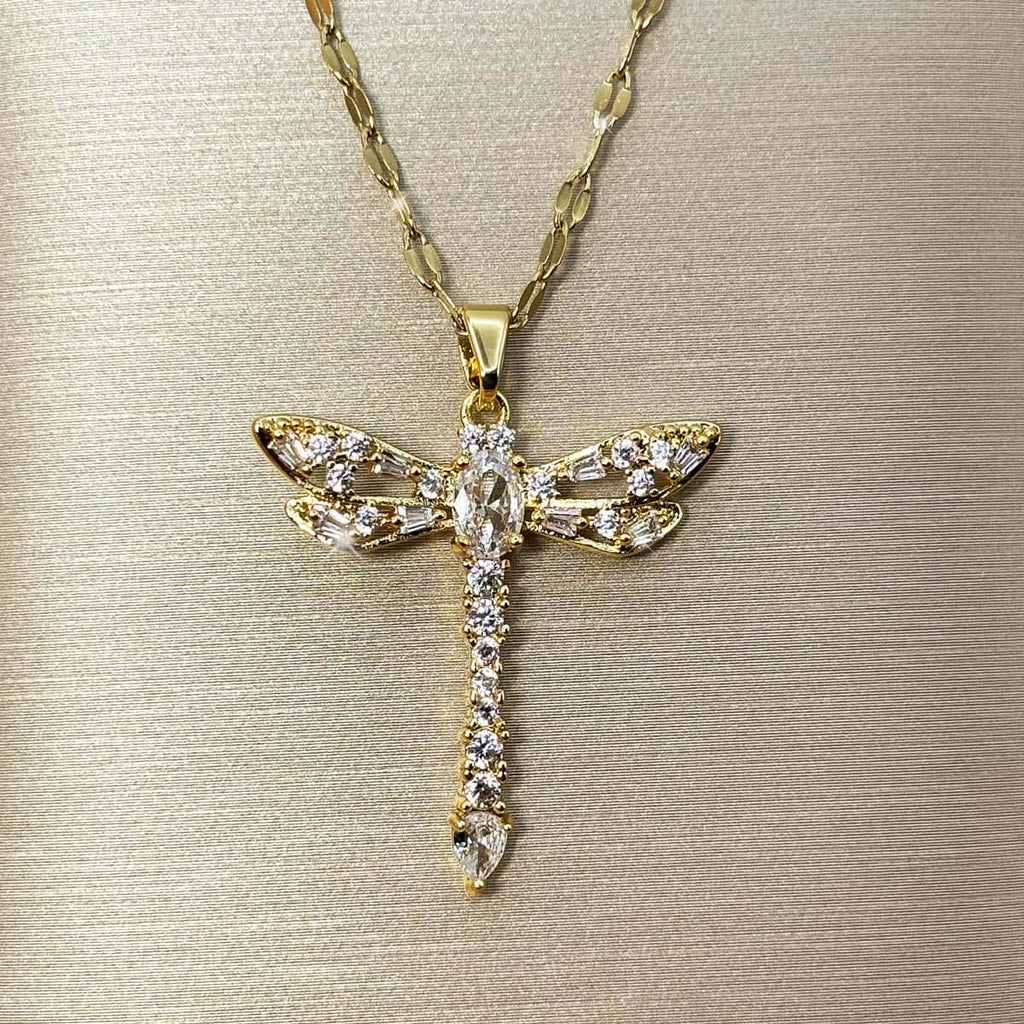 Damen Halskette mit detailreichem Libellen Anhänger im Vintage-Stil und feinen Kristall-Akzenten, Vorderansicht.