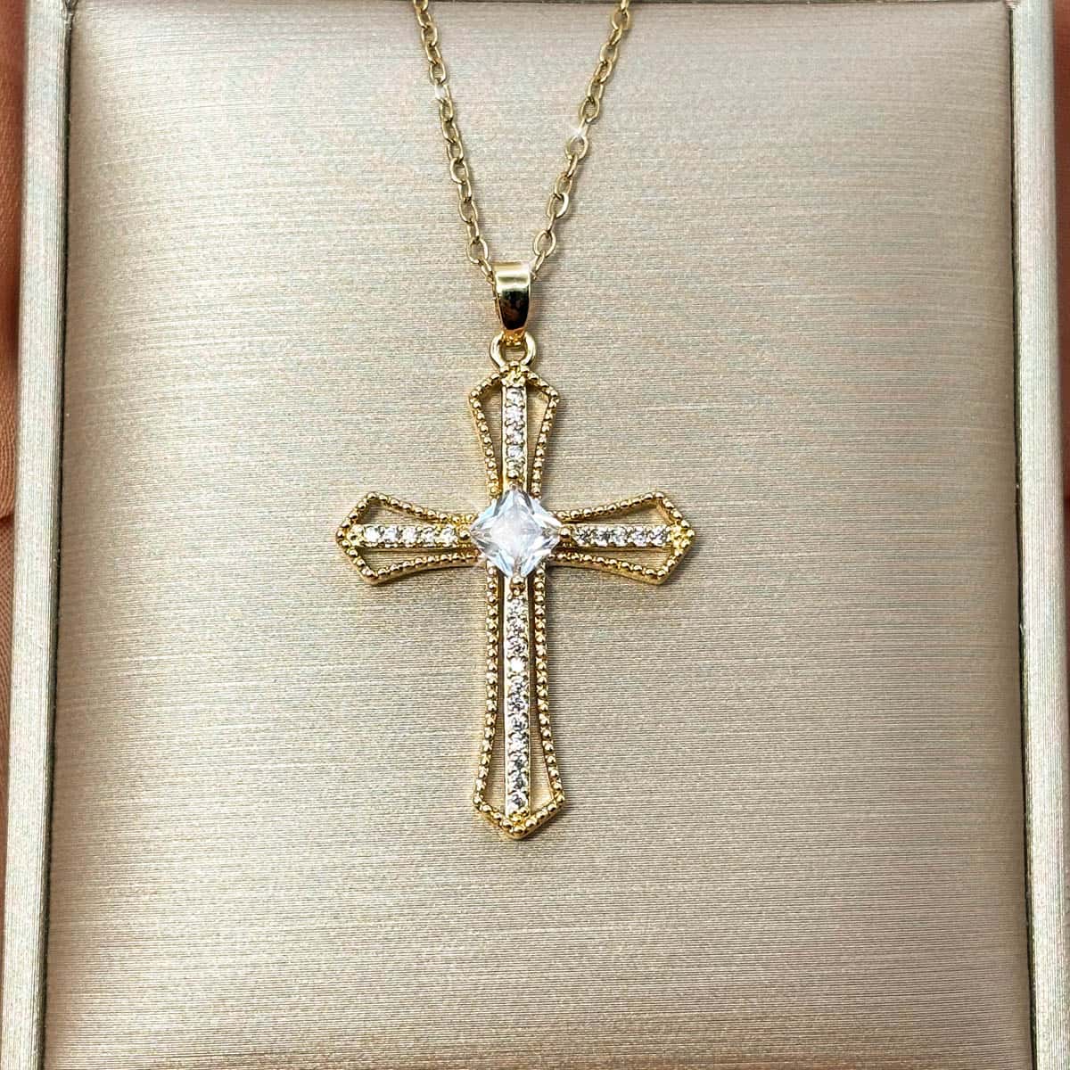 Halskette mit elegantem Kreuz-Anhänger, feiner Zirkonia-Spur und einem quadratischen Zirkonia-Stein im Zentrum, Detail-Aufnahme.