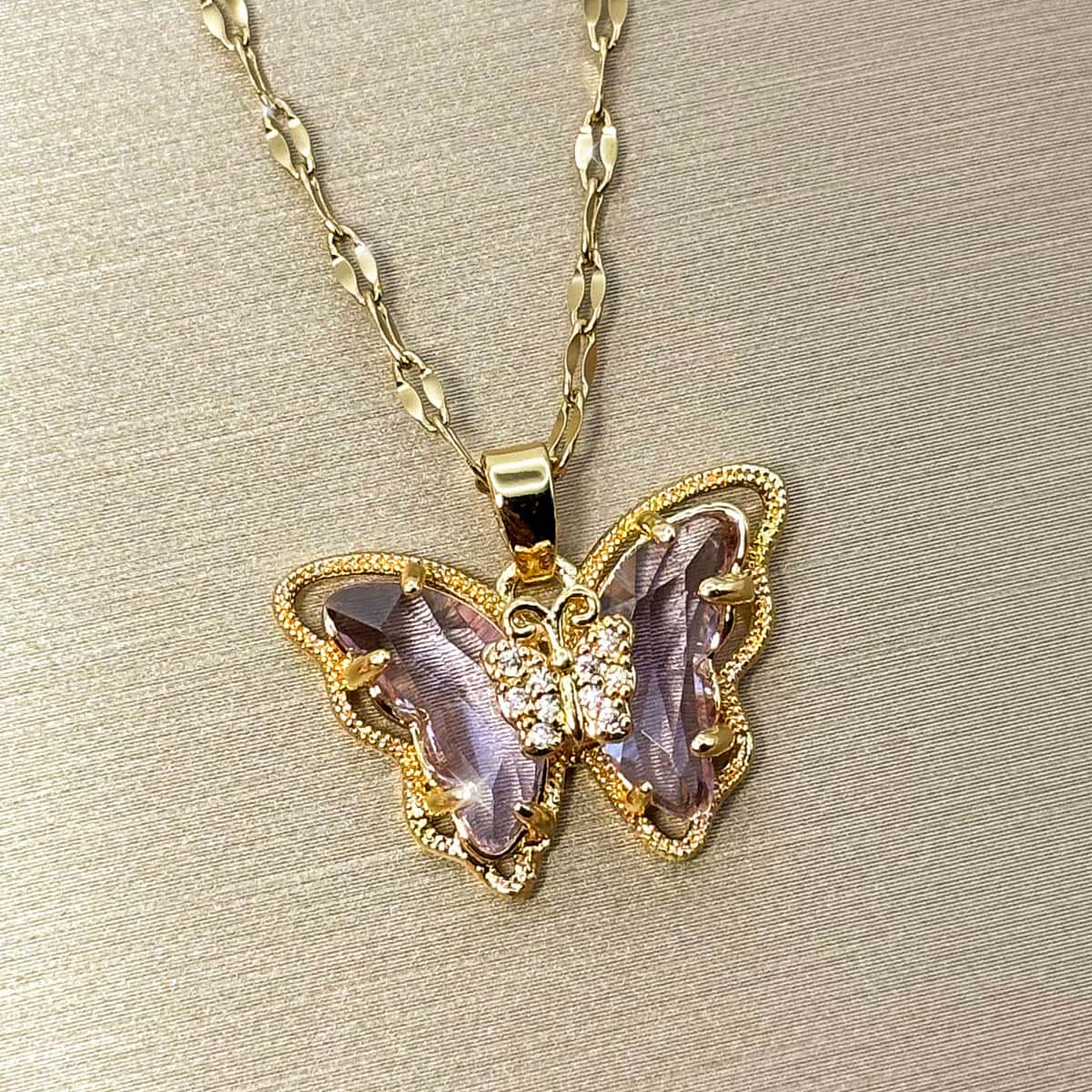 Damen Halskette mit leicht rosanem Schmetterling Anhänger, Ansicht von links.