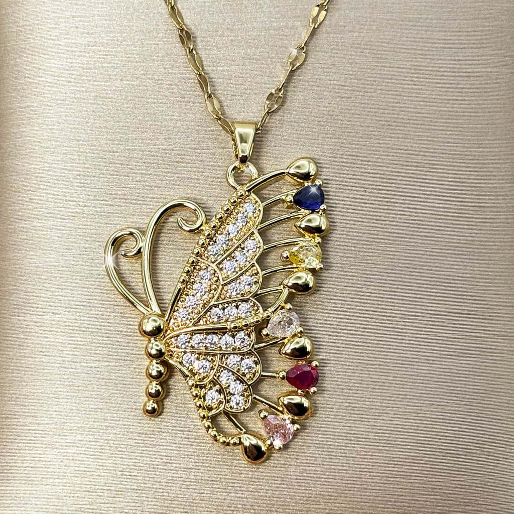Damen Halskette Goldfarben mit großem Schmetterling Anhänger, Vorderansicht.