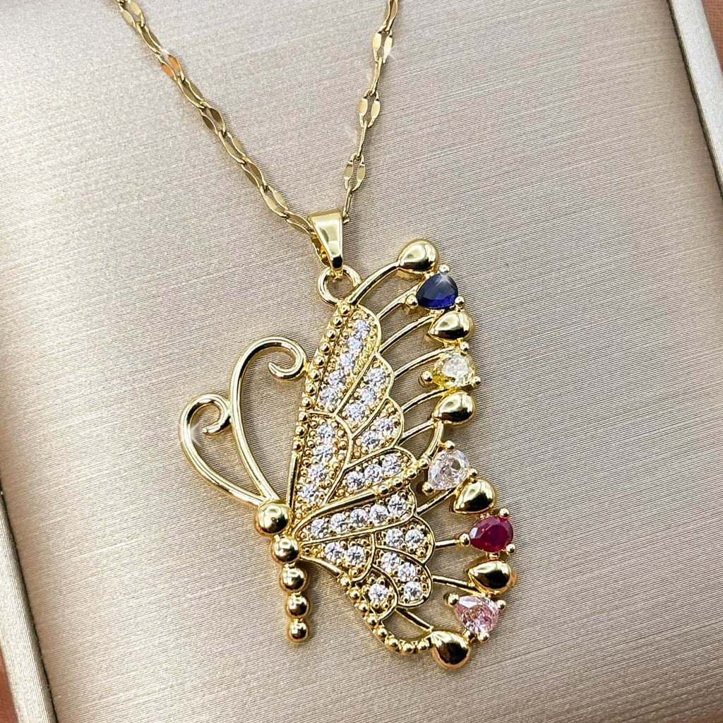 Damen Halskette Goldfarben mit großem Schmetterling Anhänger, seitliche Ansicht von links.