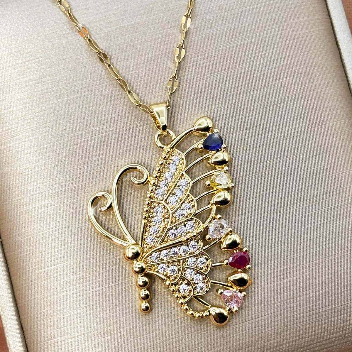 Damen Halskette Goldfarben mit großem Schmetterling Anhänger, seitliche Ansicht von links.