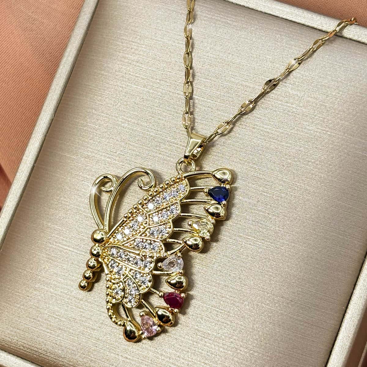 Damen Halskette Goldfarben mit großem Schmetterling Anhänger, seitliche Ansicht von rechts.