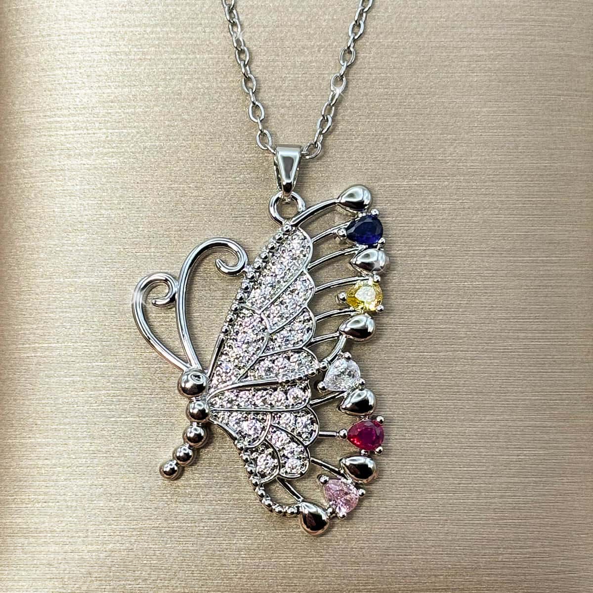 Damen Halskette Silberfarben mit großem Schmetterling Anhänger, Vorderansicht.