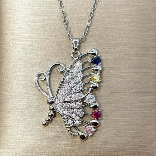 Damen Halskette Silberfarben mit großem Schmetterling Anhänger, Vorderansicht.