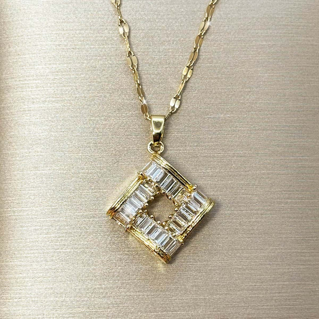 Damen Halskette mit quadratisch gedrehter Raute im geometrischen Design und Zirkonia-Streifen, Nahaufnahme.