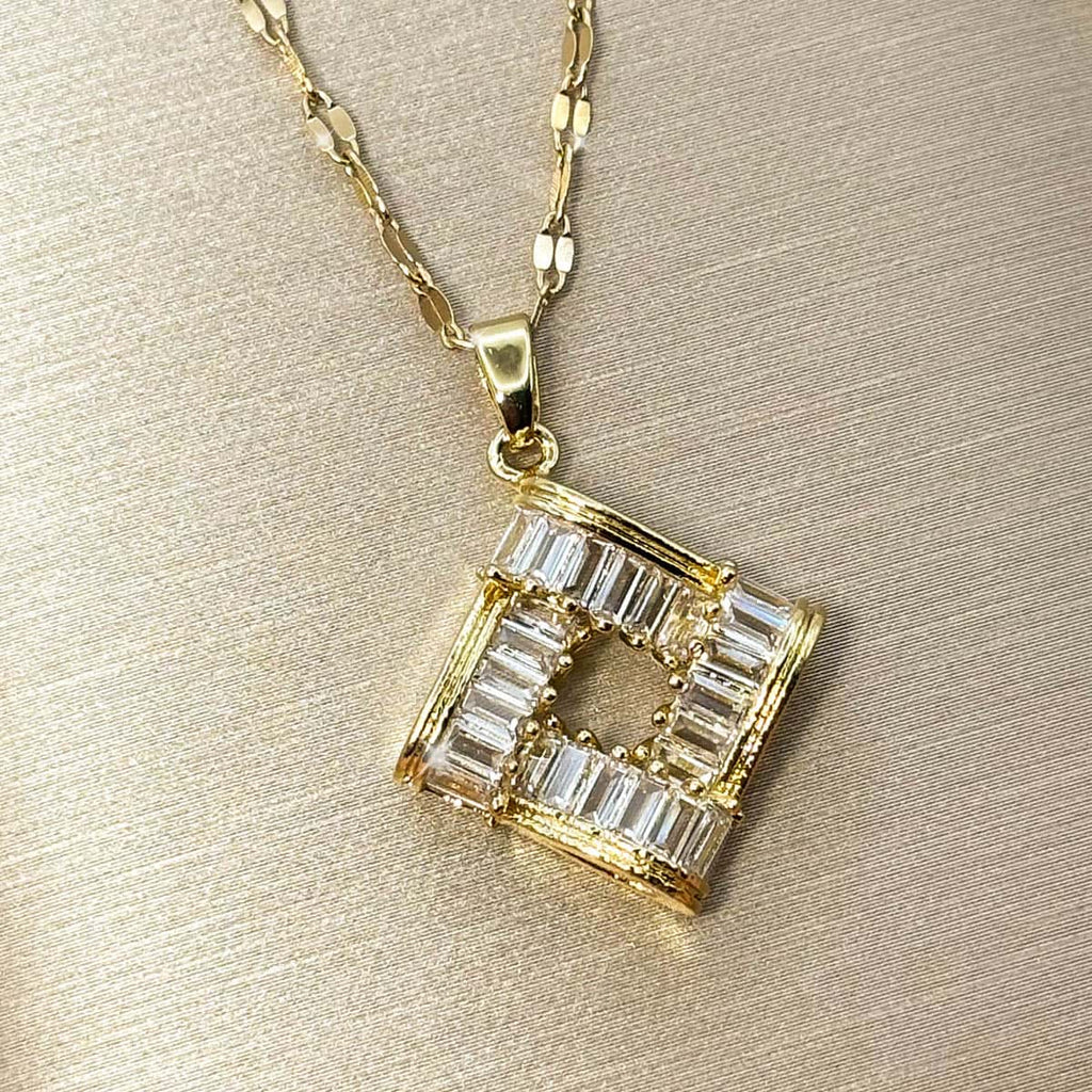 Damen Halskette mit quadratisch gedrehter Raute im geometrischen Design und Zirkonia-Streifen, seitliche Ansicht von links.