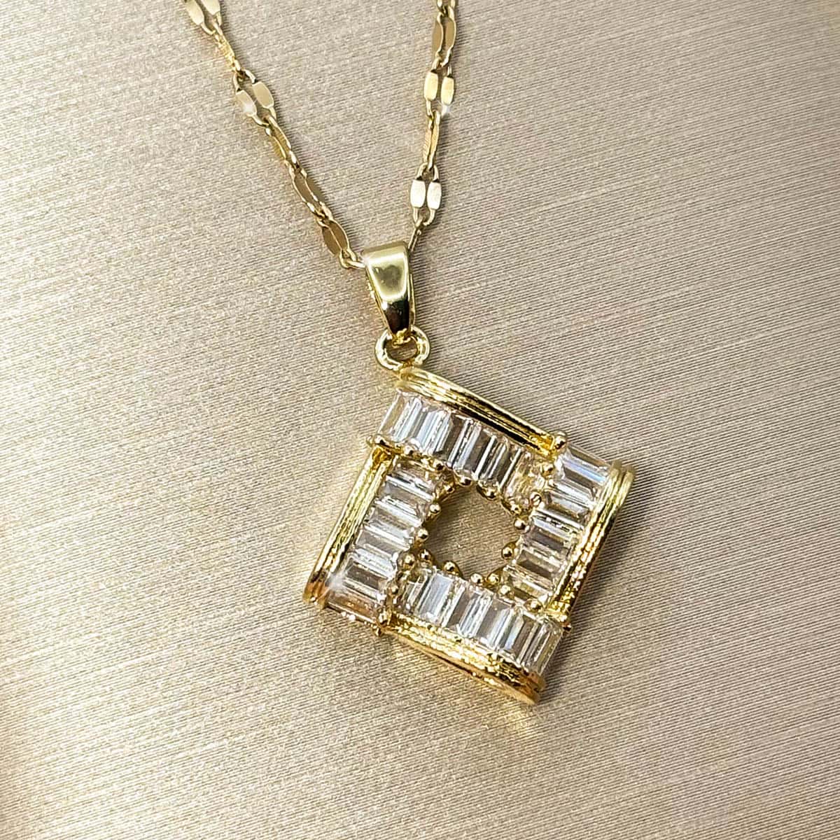 Damen Halskette mit quadratisch gedrehter Raute im geometrischen Design und Zirkonia-Streifen, seitliche Ansicht von links.