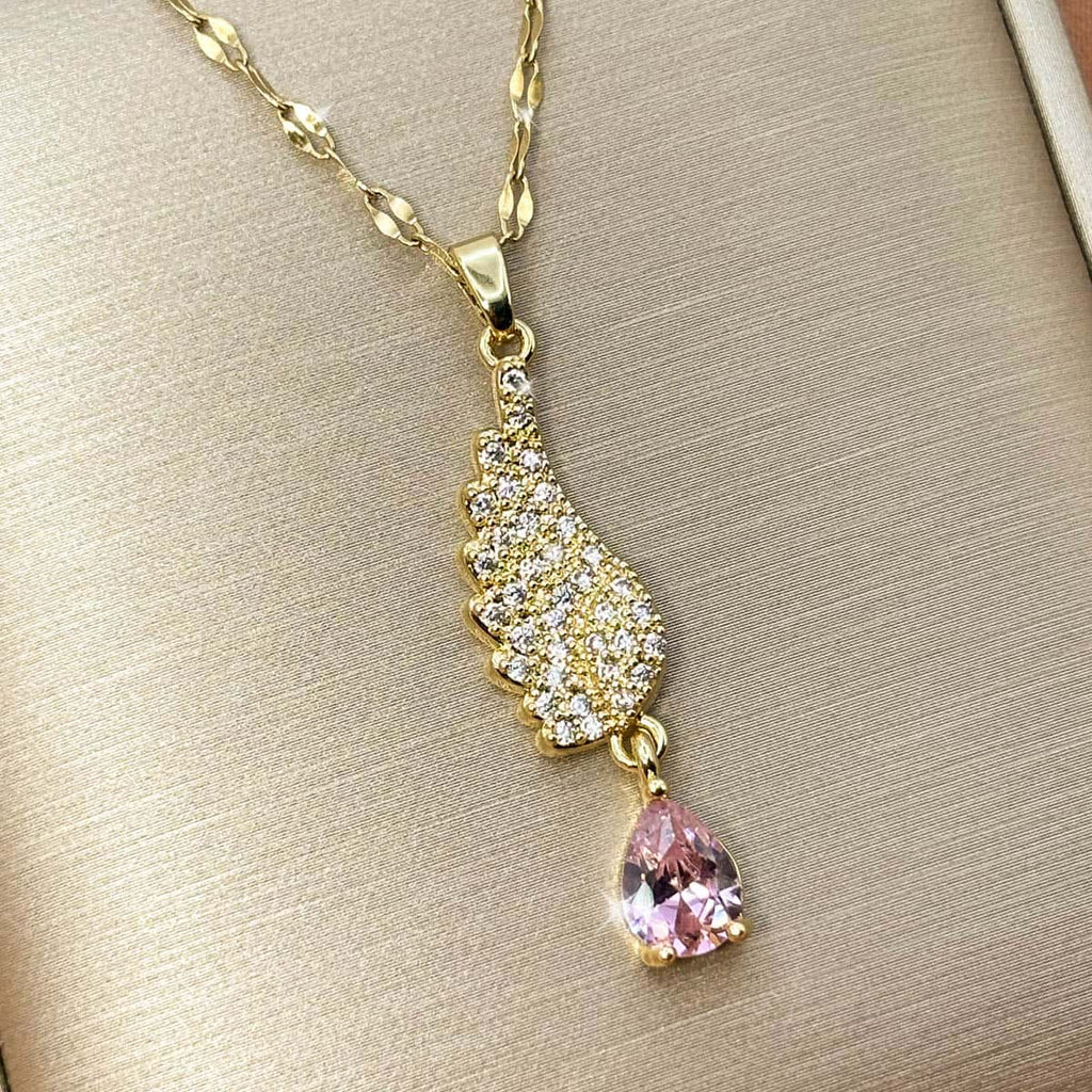 Damen Halskette mit geschwungenem, kristallbesetztem Flügel-Anhänger und rosa Zirkonia-Tropfen, seitliche Ansicht von links.