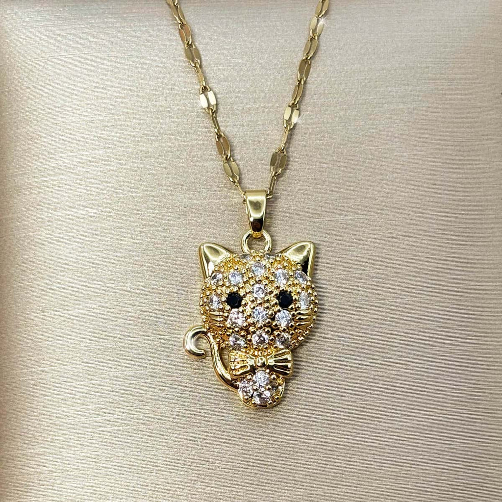 Halskette mit niedlichem Katzen Anhänger, funkelnden Steinen und dunklen Augen-Akzenten, Detailaufnahme.