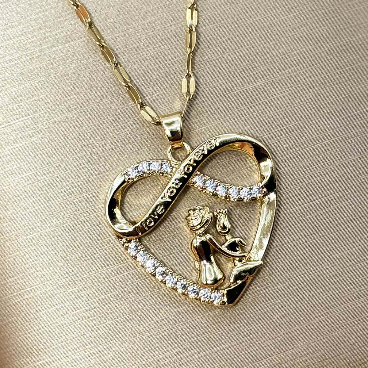 Goldene Halskette mit Herz-Anhänger, Unendlichkeitsschleife und Zirkonia-Besatz, seitliche Ansicht von links.