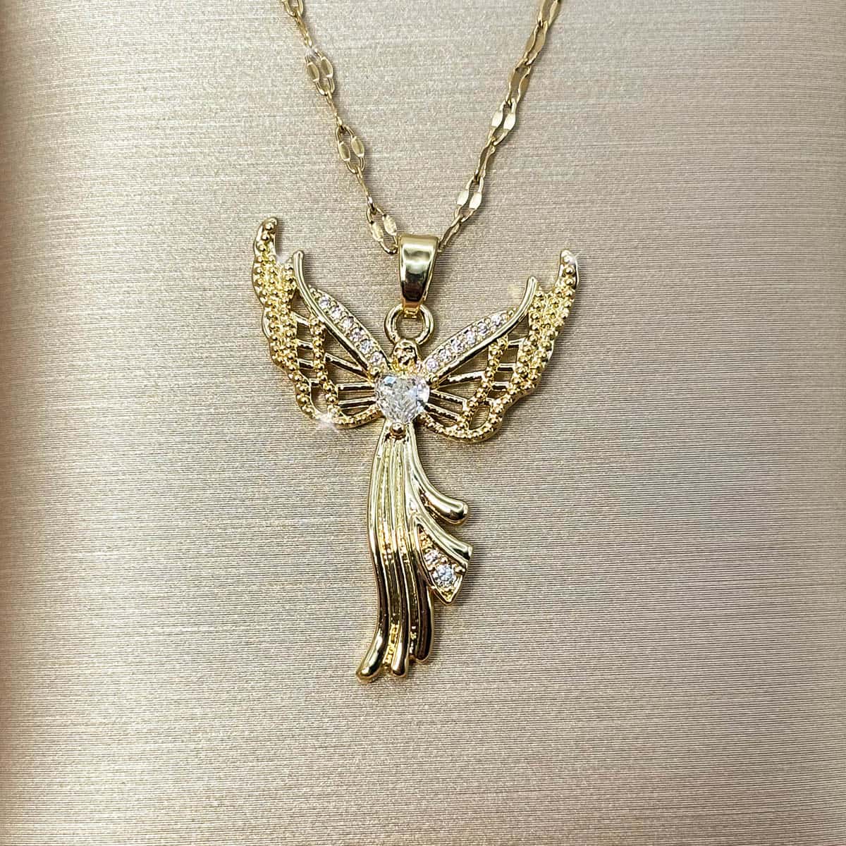 Goldene Damen Halskette mit geflügeltem Engel-Anhänger und funkelndem Zirkonia-Zentrum, Nahaufnahme.