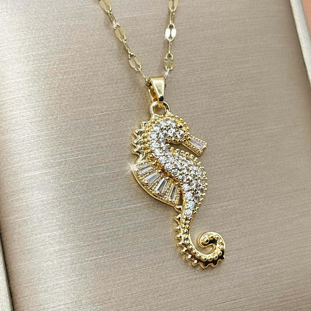 Goldene Damen Kette mit detailreichem Seepferdchen-Anhänger, besetzt mit weißen Zirkonia-Kristallen, Seitenansicht