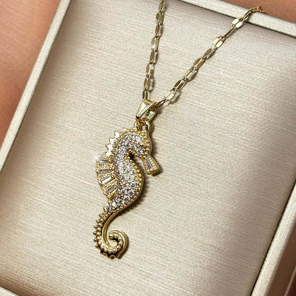 Goldene Kette mit detailreichem Seepferdchen-Anhänger, besetzt mit weißen Zirkonia-Kristallen, Ansicht von rechts