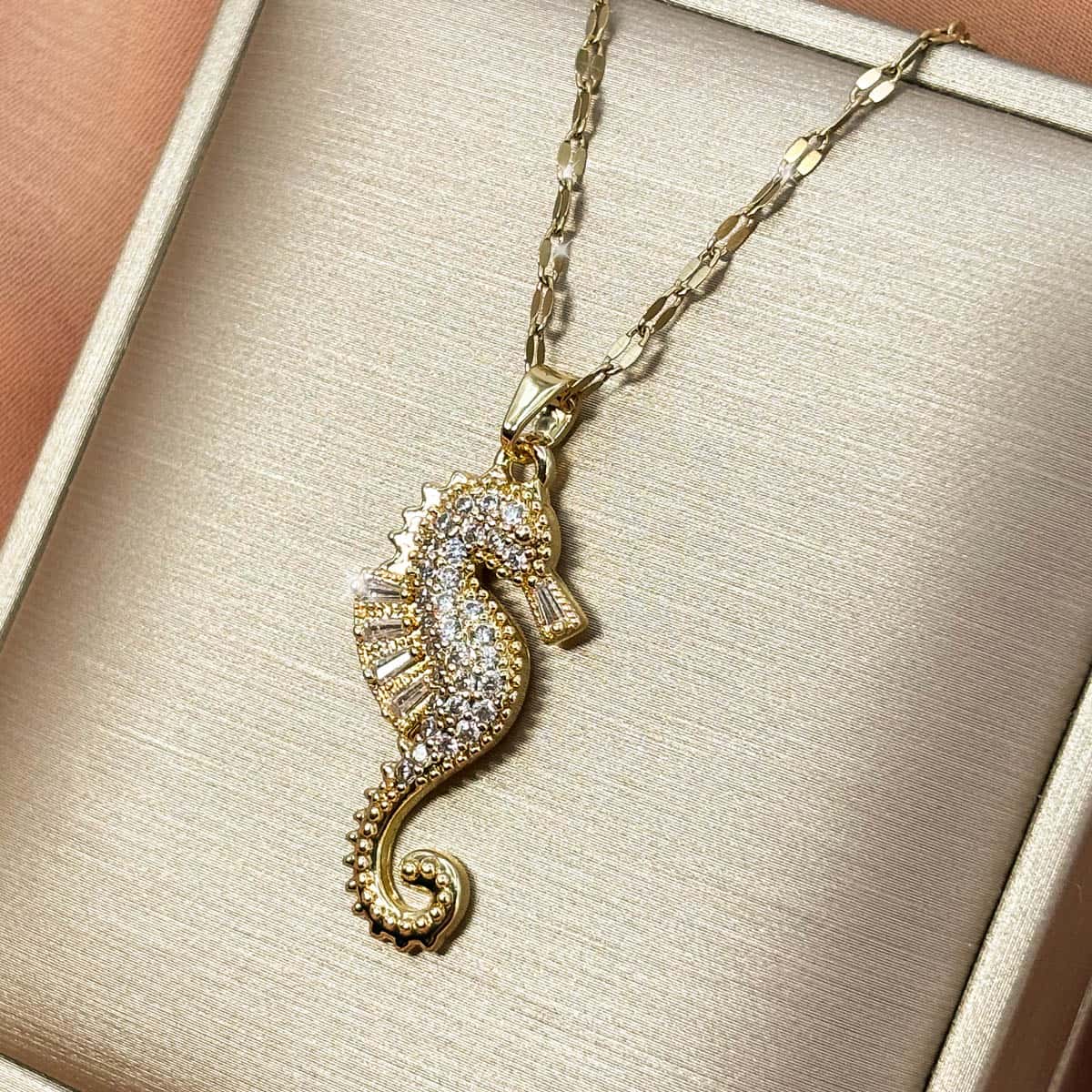 Goldene Kette mit detailreichem Seepferdchen-Anhänger, besetzt mit weißen Zirkonia-Kristallen, Ansicht von rechts
