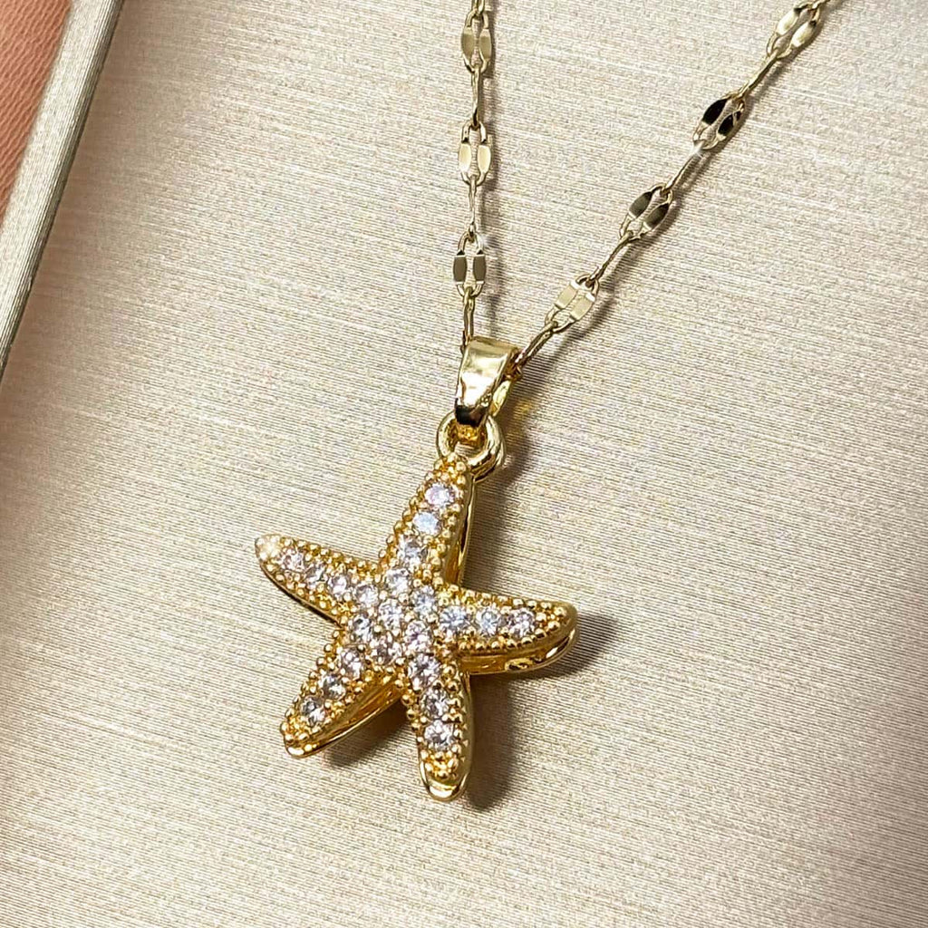 Goldene Damen Halskette mit maritimem Seestern-Anhänger und funkelnden Zirkonia-Steinen, Seitenansicht.