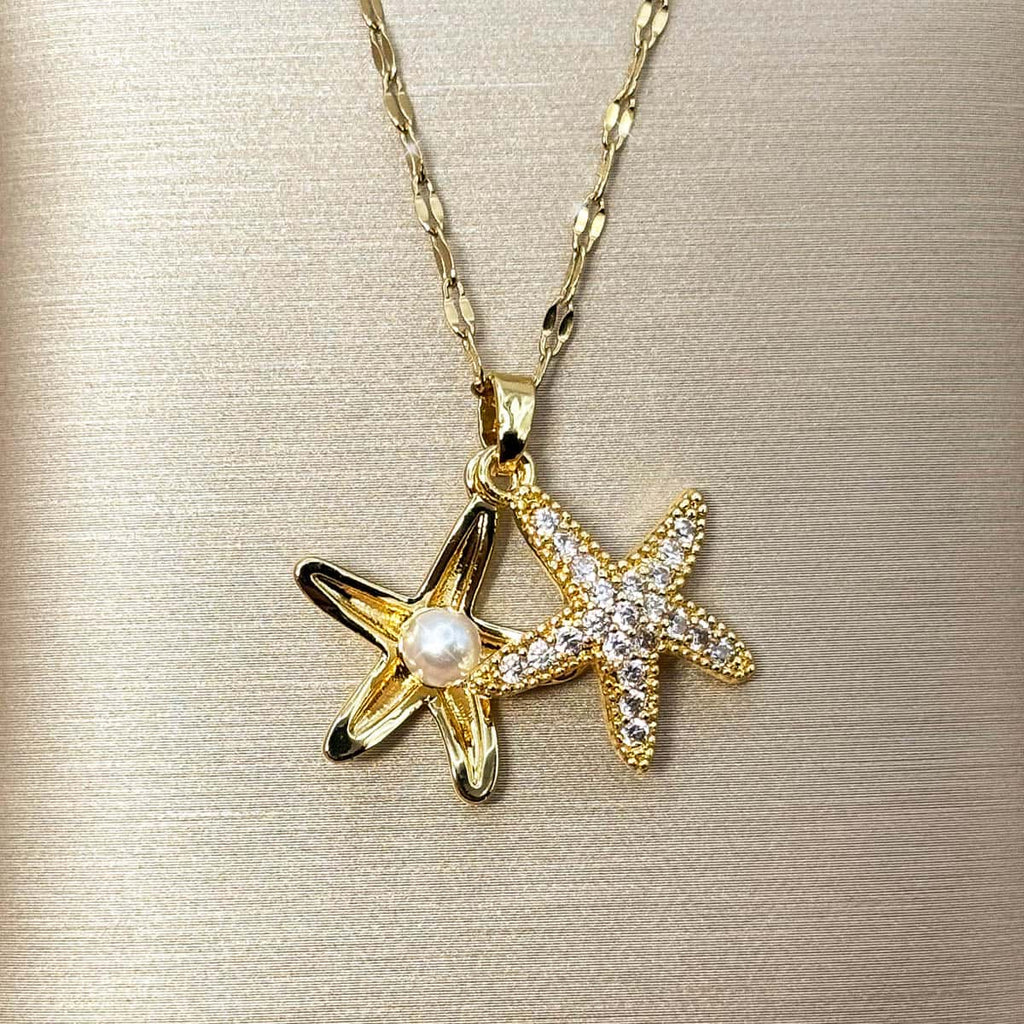 Goldene Halskette mit maritimem Seestern-Anhänger und funkelnden Zirkonia-Steinen, offen gelegt.