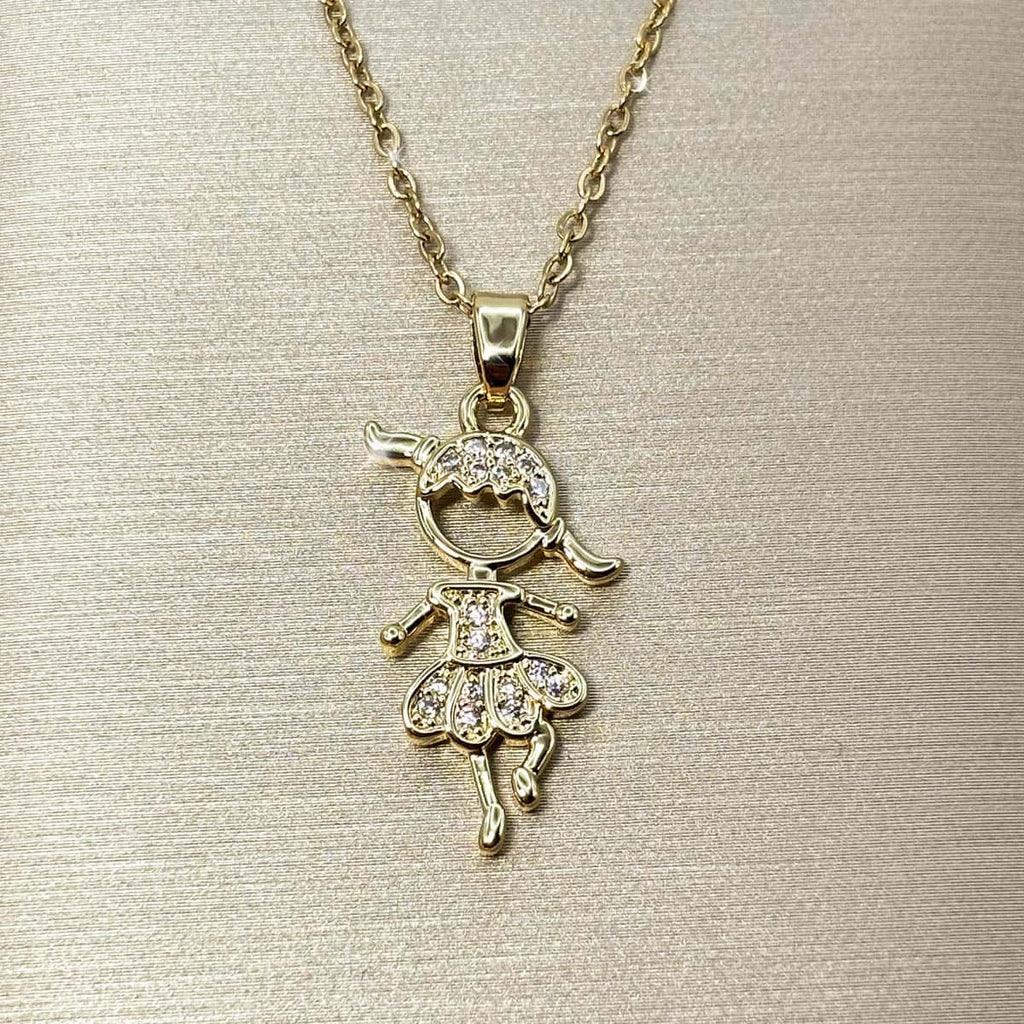 Goldene Kette mit Anhänger in Form eines tanzenden Mädchens, Nahaufnahme.