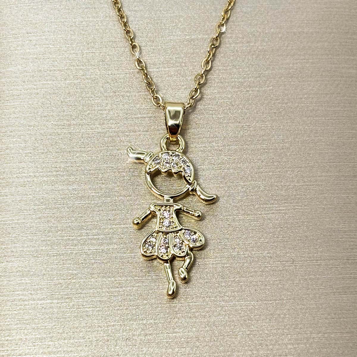 Goldene Kette mit Anhänger in Form eines tanzenden Mädchens, Nahaufnahme.