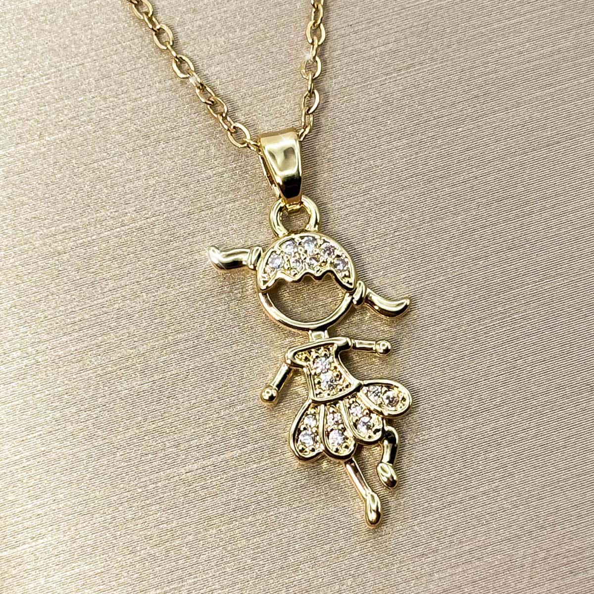 Goldene Kette mit Anhänger in Form eines tanzenden Mädchens, seitliche Ansicht.